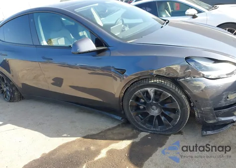 2022 Tesla Model Y Long Range Dual Motor All-Wheel Drive z USA, uszkodzony, nr VIN 7SAYGDEE3NF410748